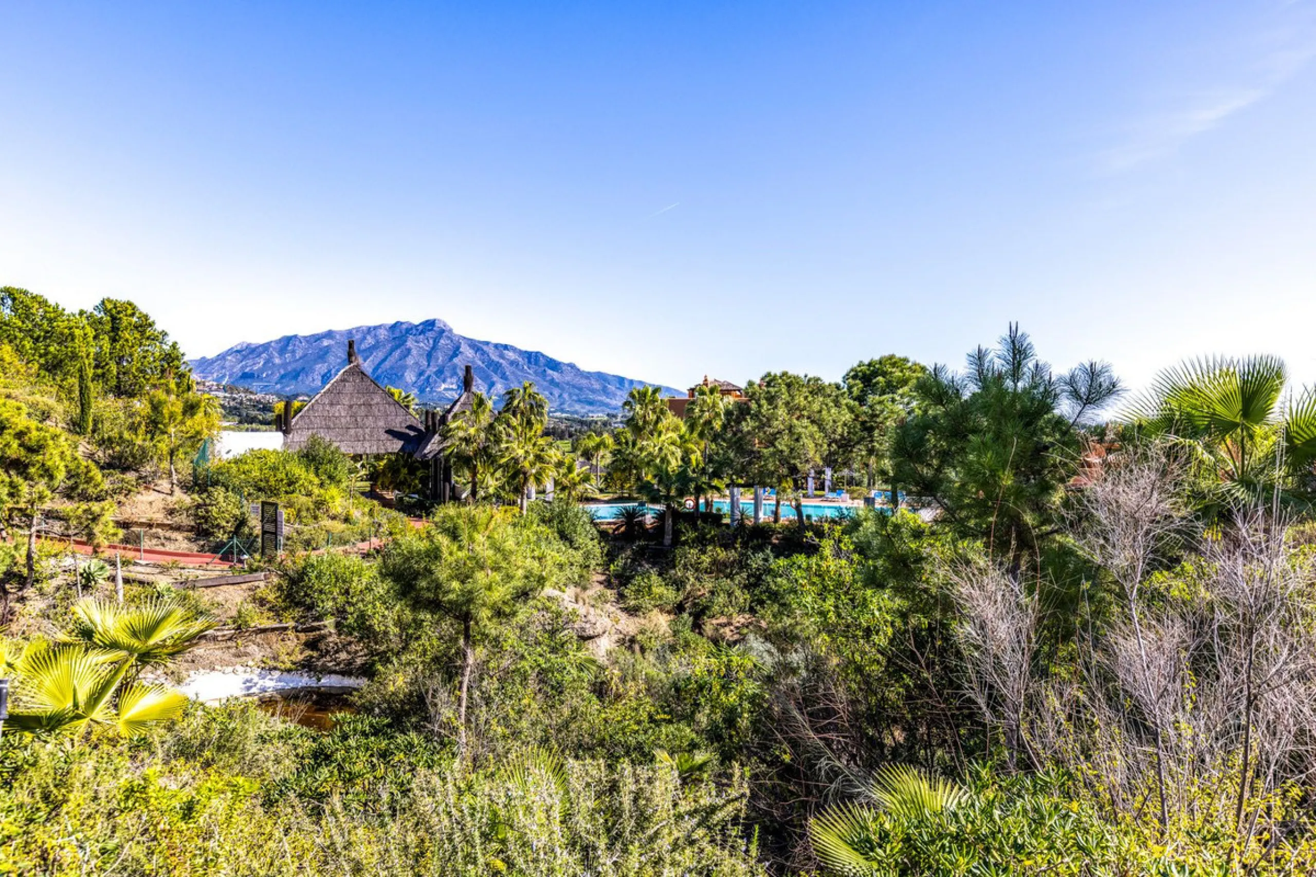Renovated 3-bedroom duplex penthouse in exclusive gated community with sea & golf views in Marbella - Benahavis