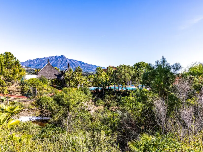 Renovated 3-bedroom duplex penthouse in exclusive gated community with sea & golf views in Marbella - Benahavis