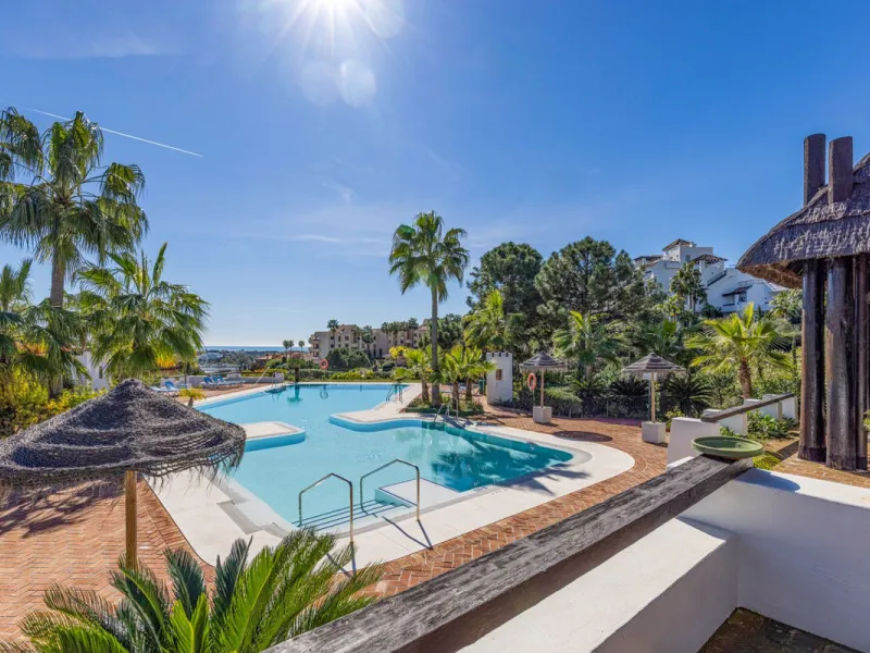 Renovated 3-bedroom duplex penthouse in exclusive gated community with sea & golf views in Marbella - Benahavis
