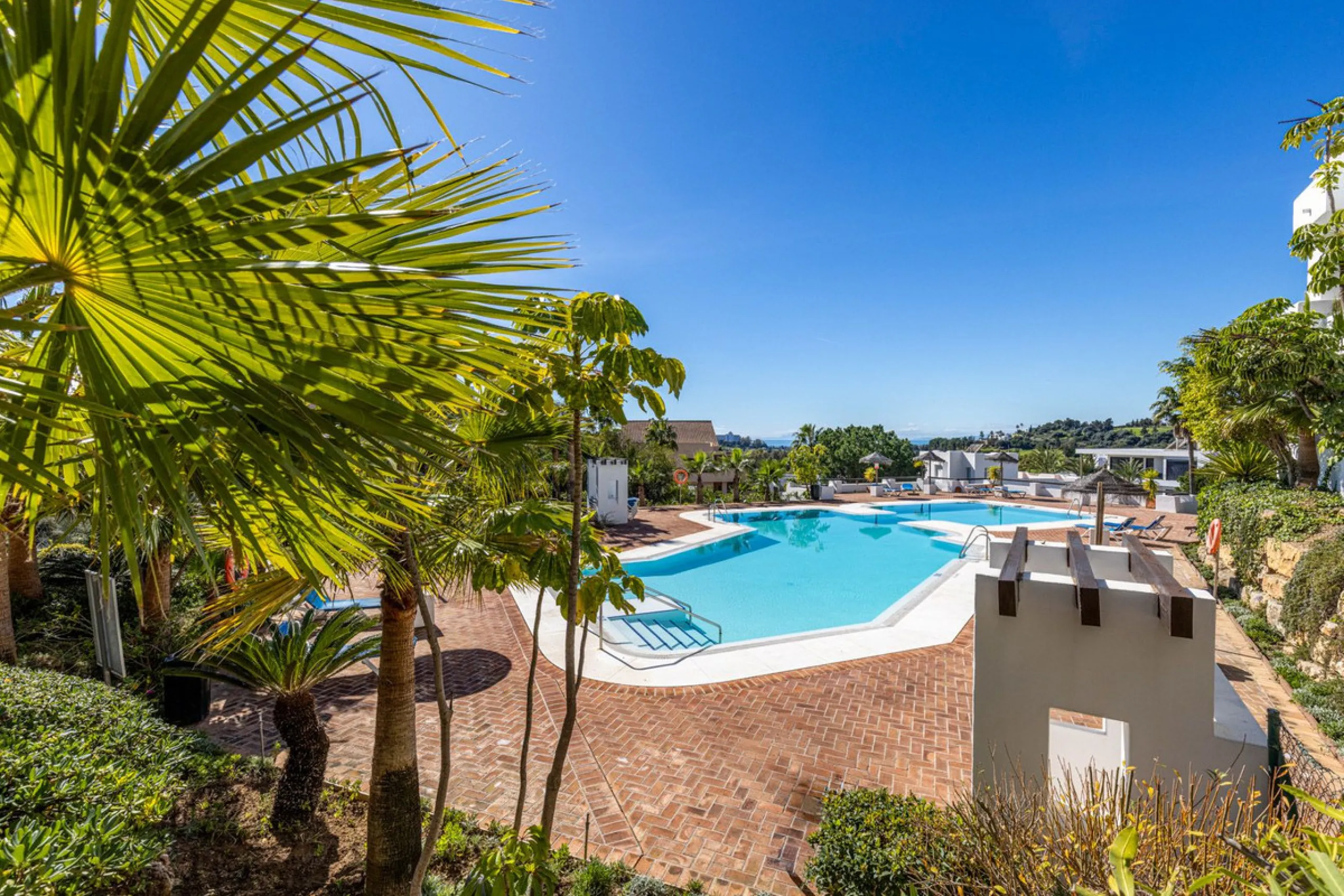 Renovated 3-bedroom duplex penthouse in exclusive gated community with sea & golf views in Marbella - Benahavis