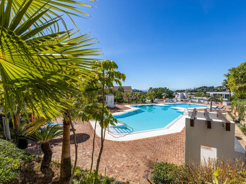 Renovated 3-bedroom duplex penthouse in exclusive gated community with sea & golf views in Marbella - Benahavis