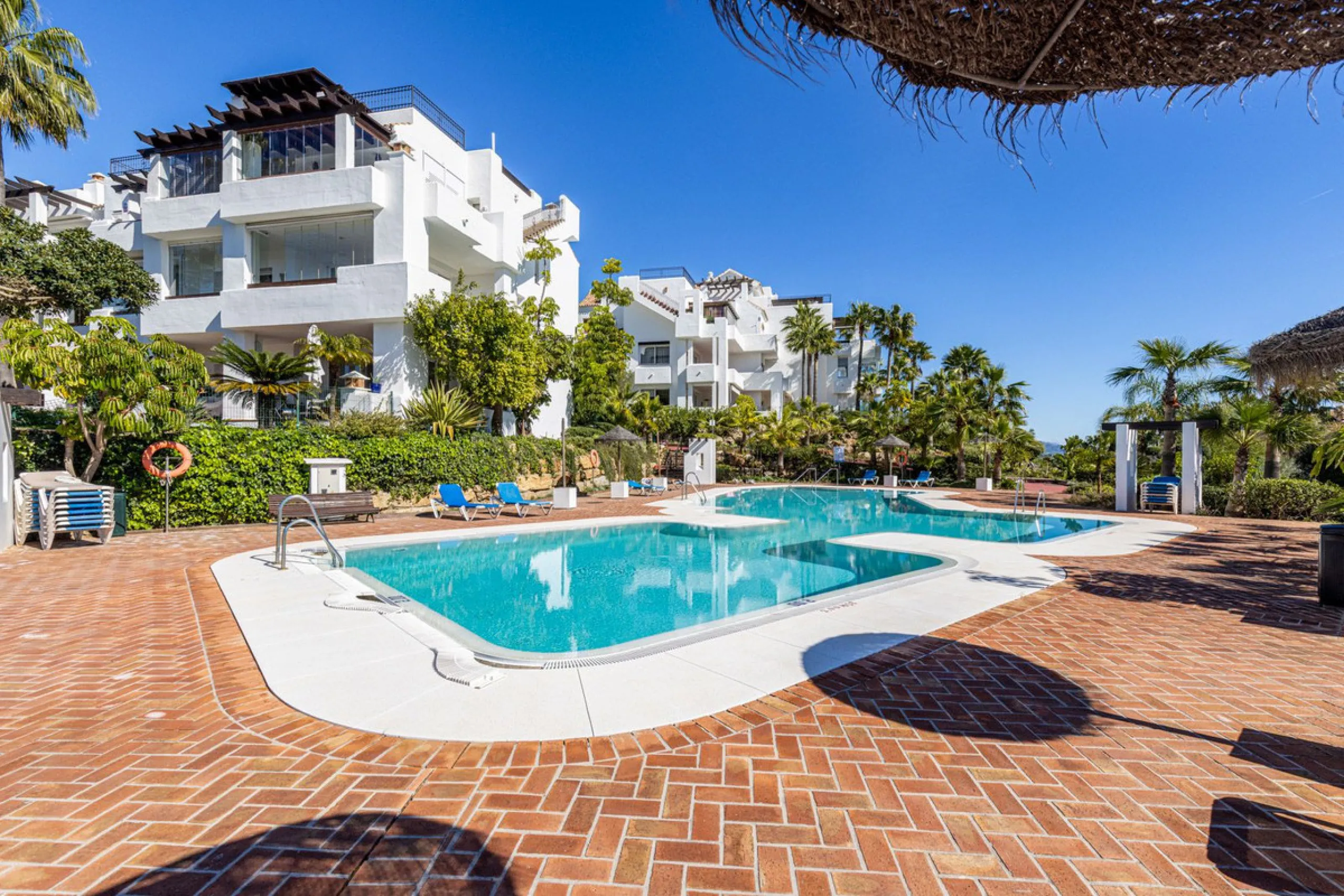 Renovated 3-bedroom duplex penthouse in exclusive gated community with sea & golf views in Marbella - Benahavis