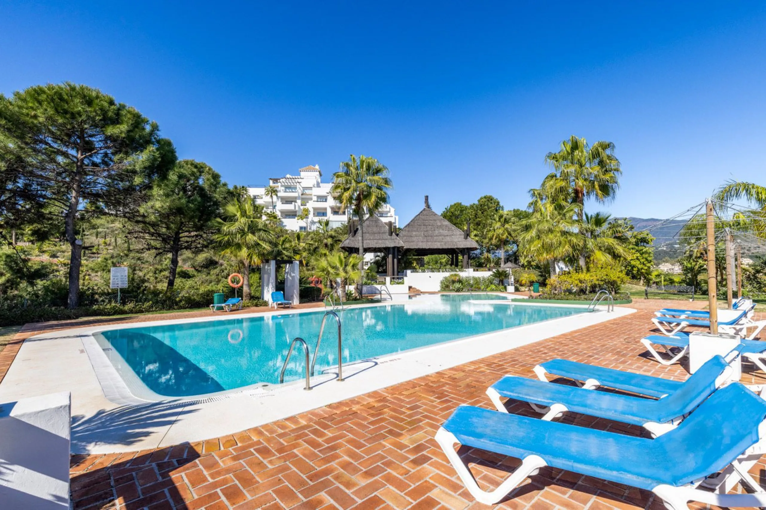 Renovated 3-bedroom duplex penthouse in exclusive gated community with sea & golf views in Marbella - Benahavis
