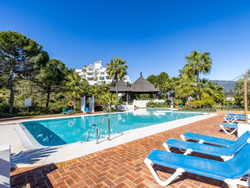 Renovated 3-bedroom duplex penthouse in exclusive gated community with sea & golf views in Marbella - Benahavis