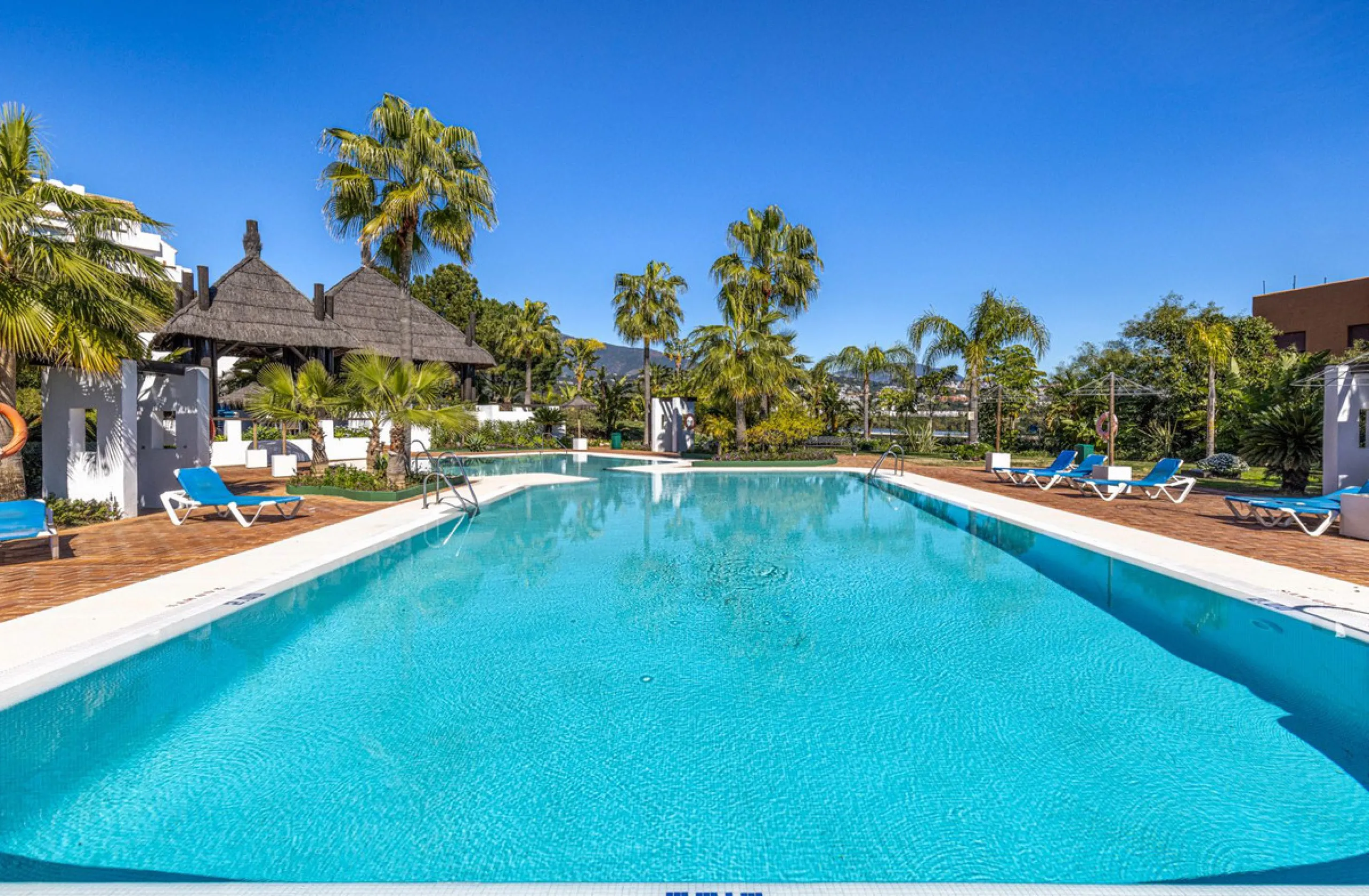 Renovated 3-bedroom duplex penthouse in exclusive gated community with sea & golf views in Marbella - Benahavis
