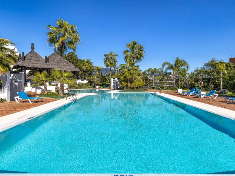 Renovated 3-bedroom duplex penthouse in exclusive gated community with sea & golf views in Marbella - Benahavis