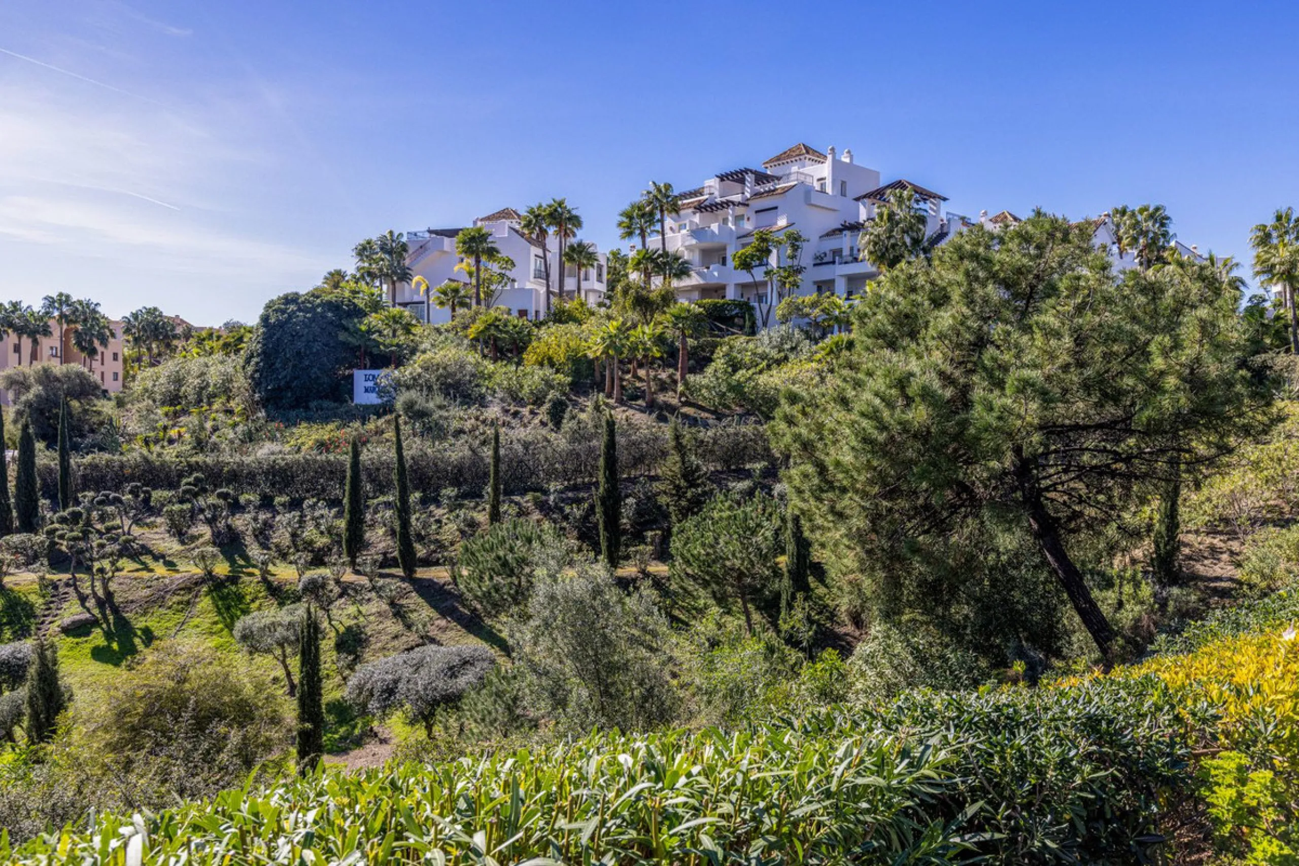 Renovated 3-bedroom duplex penthouse in exclusive gated community with sea & golf views in Marbella - Benahavis