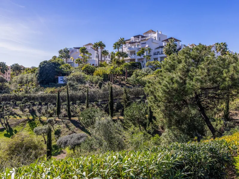 Renovated 3-bedroom duplex penthouse in exclusive gated community with sea & golf views in Marbella - Benahavis