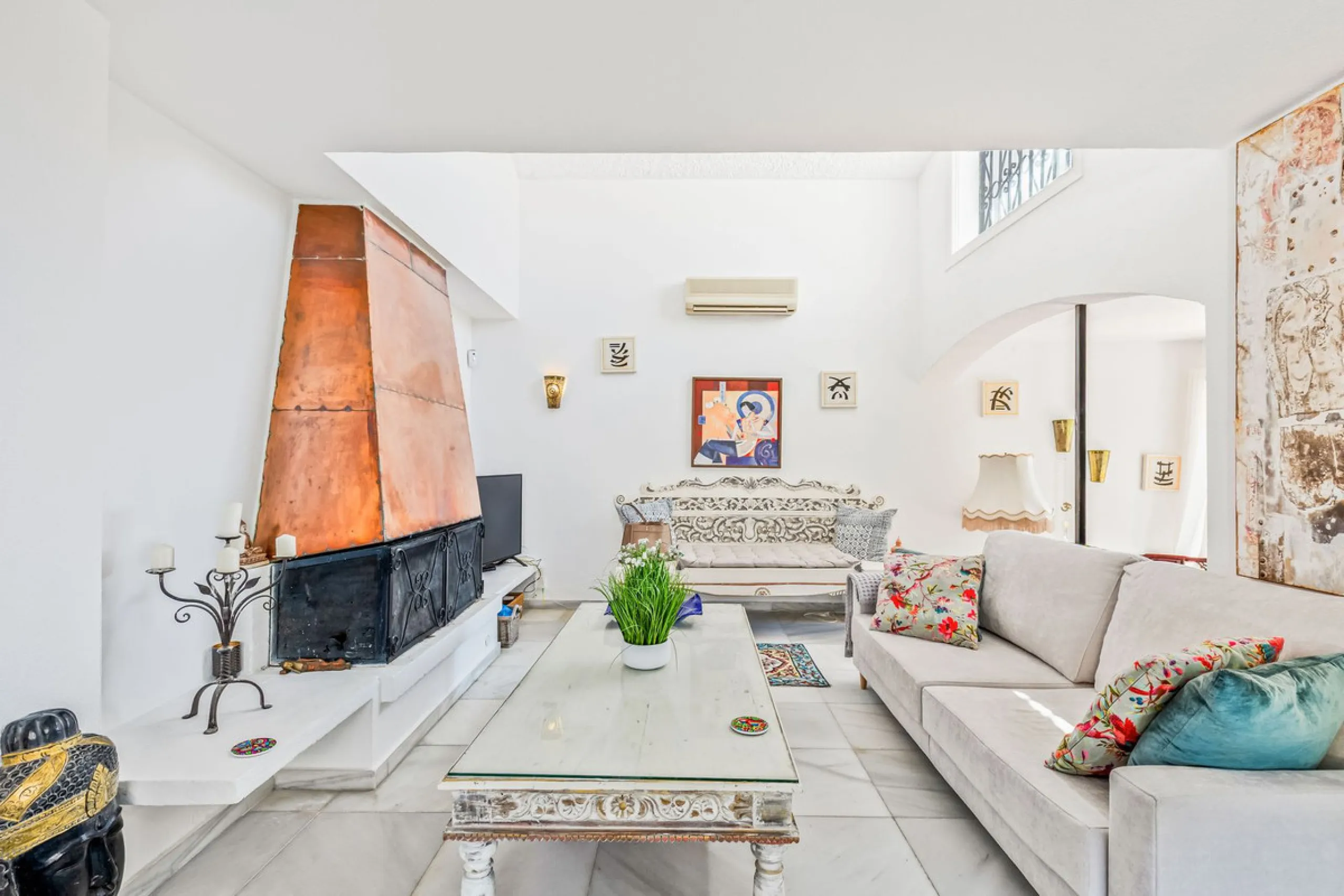 Discover this stunning 3-bedroom coastal home in the highly sought-after Bahía de Casares, where breathtaking sea and beach views create the perfect backdrop for everyday life. From the terrace of the lower living room, you can enjoy sights stretching acr