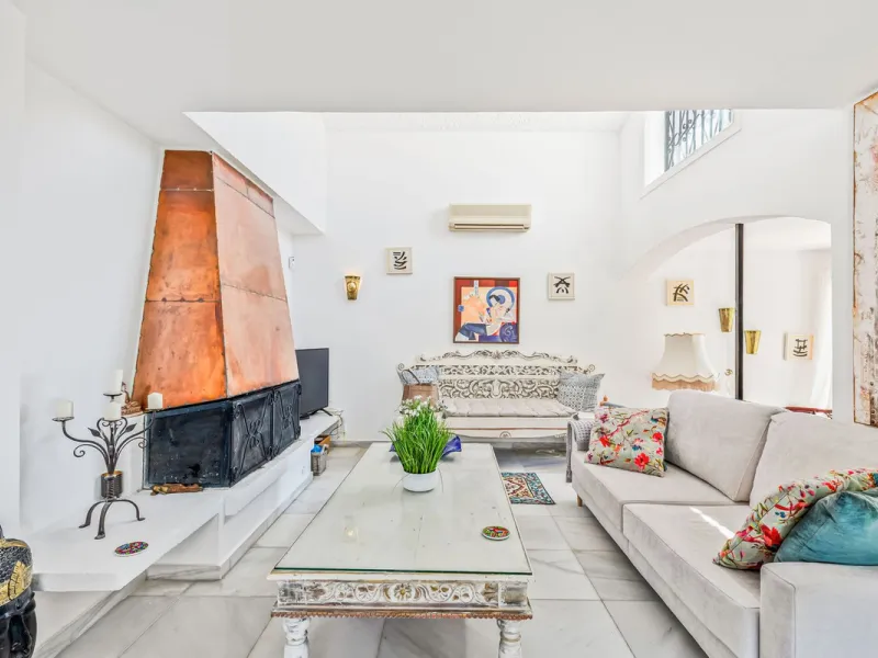 Discover this stunning 3-bedroom coastal home in the highly sought-after Bahía de Casares, where breathtaking sea and beach views create the perfect backdrop for everyday life. From the terrace of the lower living room, you can enjoy sights stretching acr