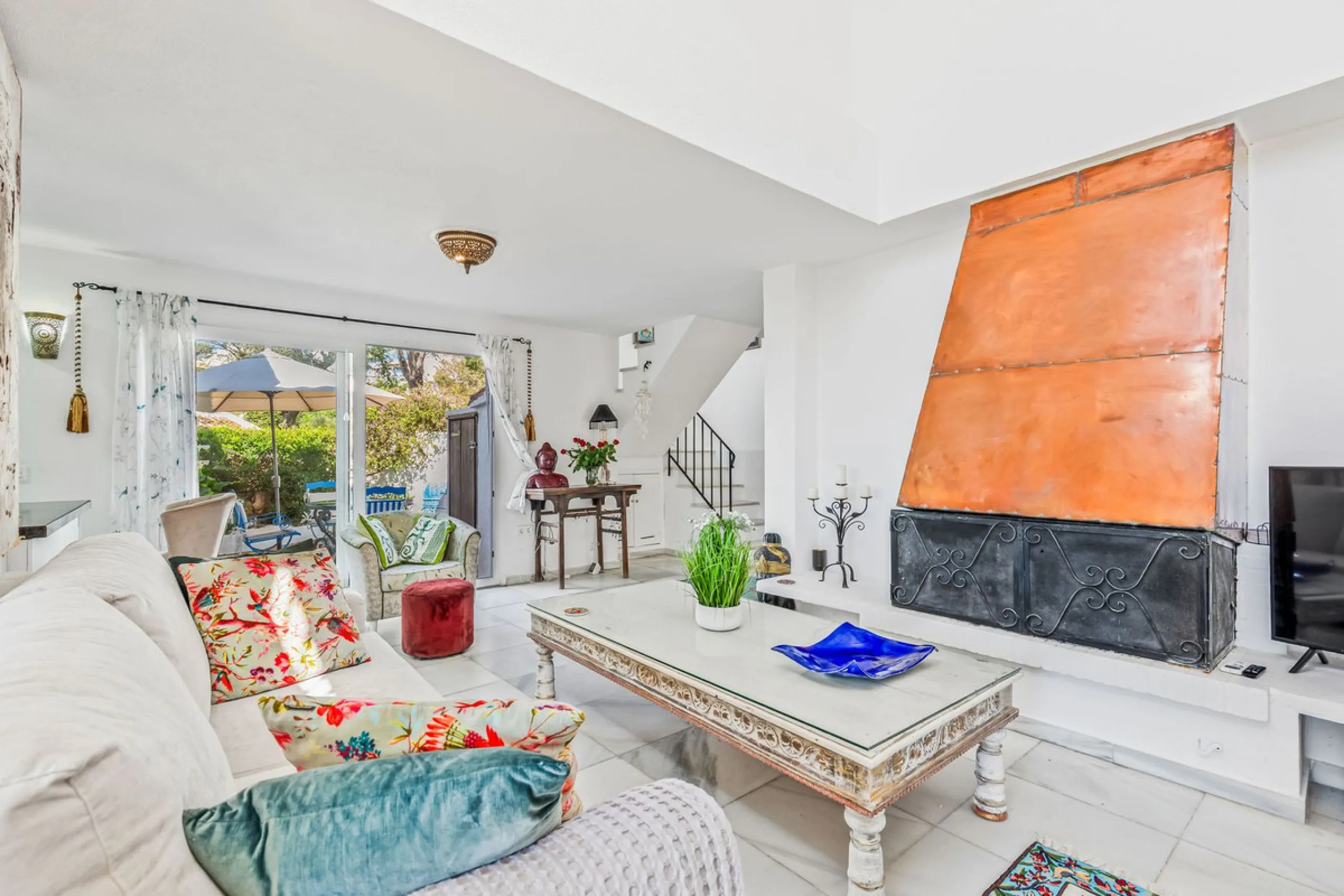 Discover this stunning 3-bedroom coastal home in the highly sought-after Bahía de Casares, where breathtaking sea and beach views create the perfect backdrop for everyday life. From the terrace of the lower living room, you can enjoy sights stretching acr