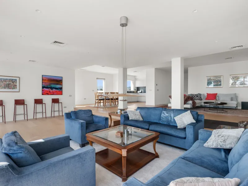 Exceptional opportunity in the reputable urbanisation of Royal Gardens, next to Centro Plaza.