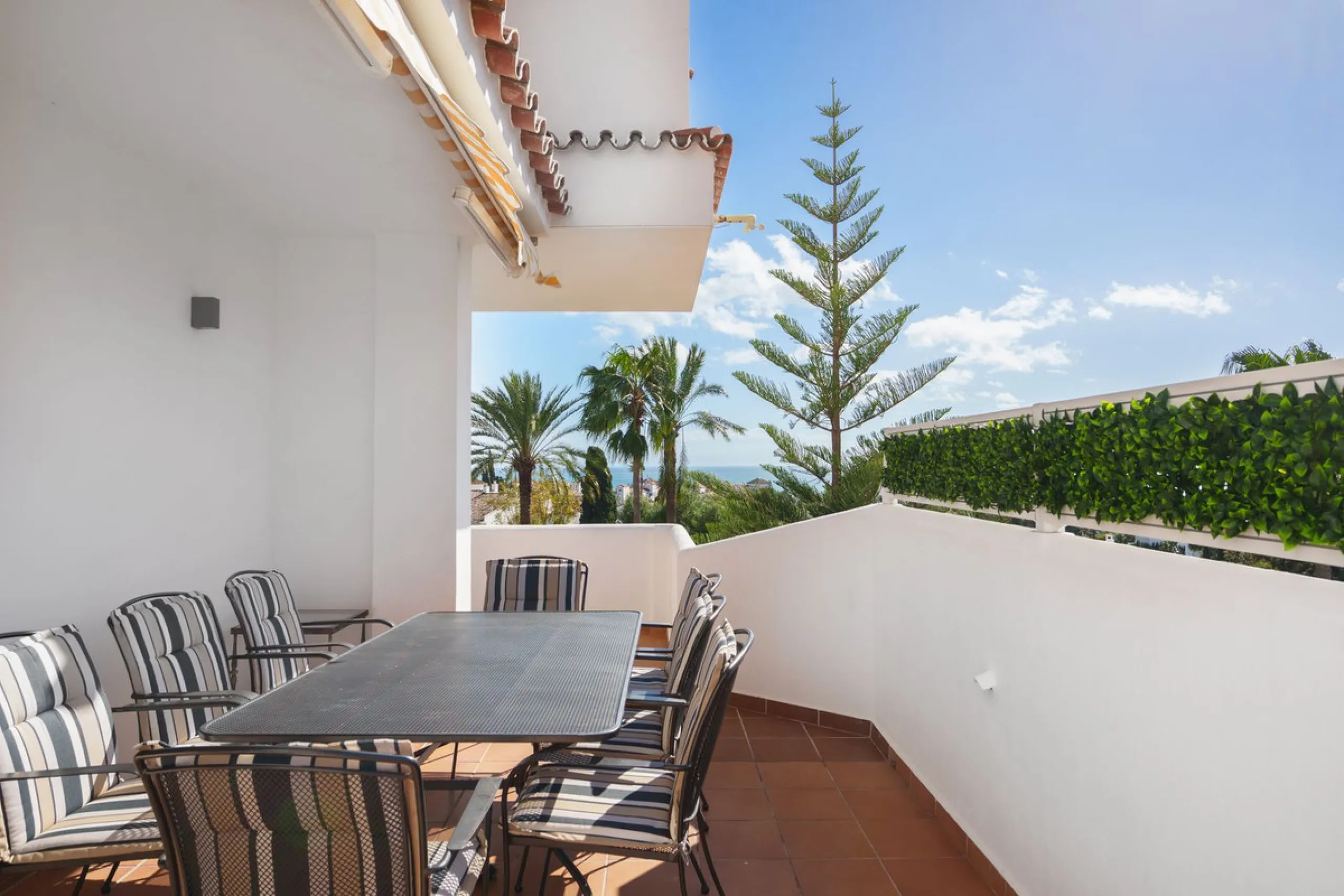 Exceptional opportunity in the reputable urbanisation of Royal Gardens, next to Centro Plaza.