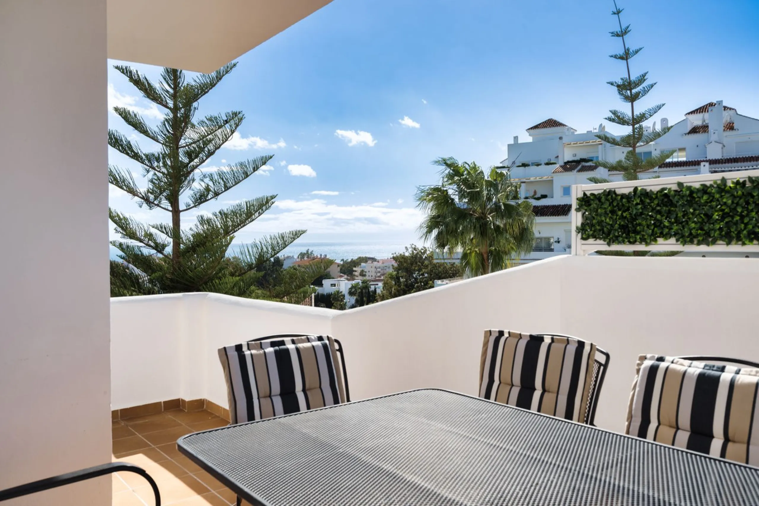Exceptional opportunity in the reputable urbanisation of Royal Gardens, next to Centro Plaza.