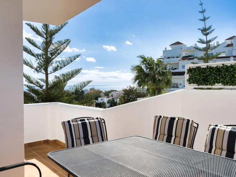Exceptional opportunity in the reputable urbanisation of Royal Gardens, next to Centro Plaza.