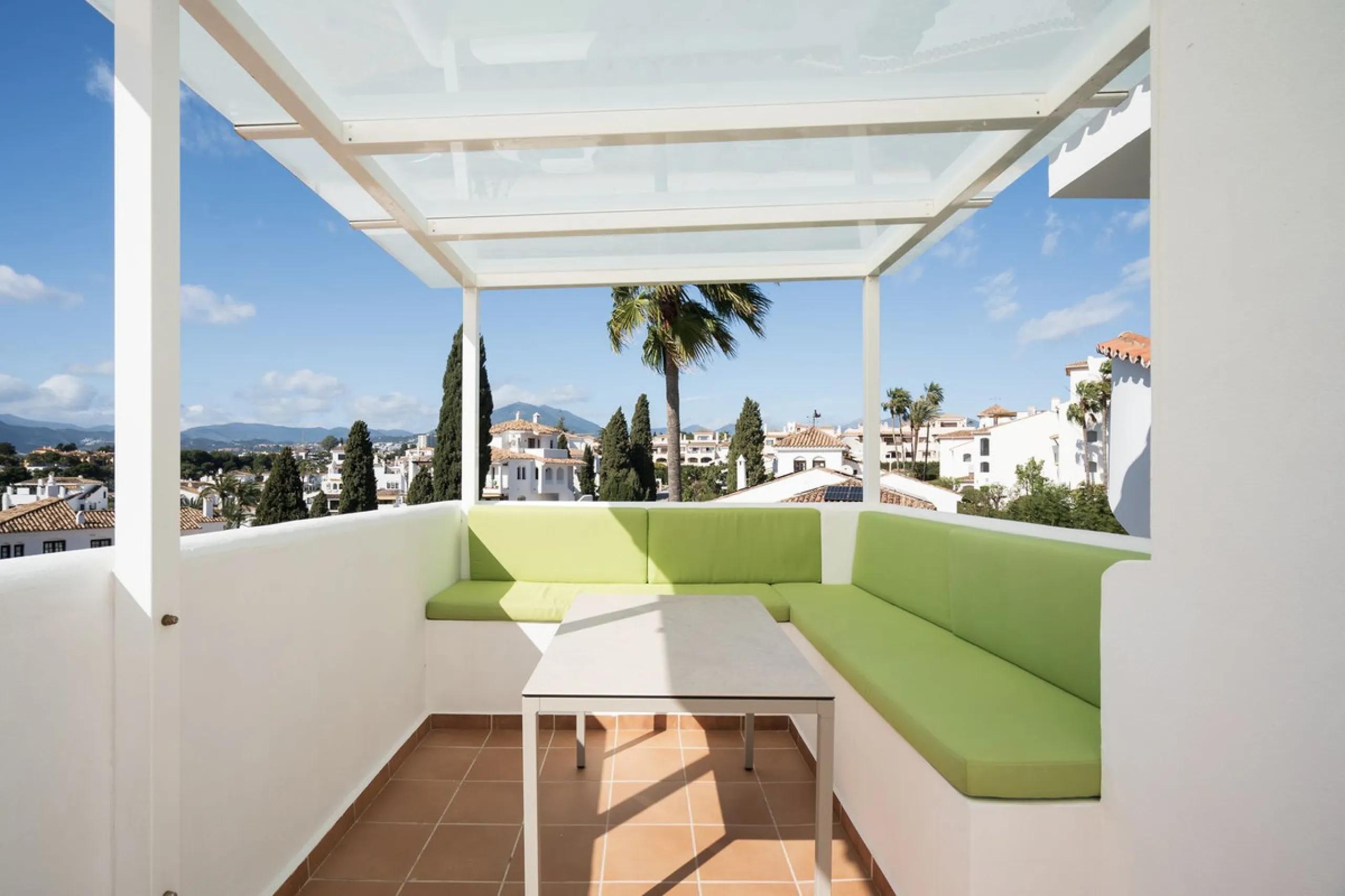 Exceptional opportunity in the reputable urbanisation of Royal Gardens, next to Centro Plaza.