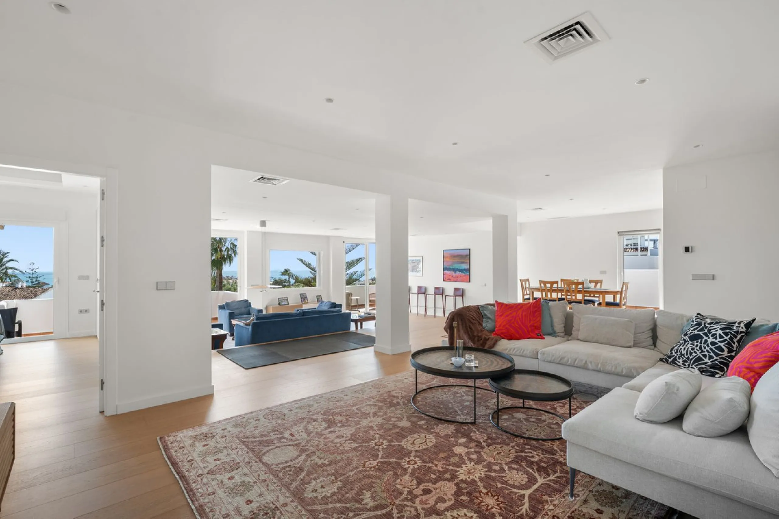 Exceptional opportunity in the reputable urbanisation of Royal Gardens, next to Centro Plaza.