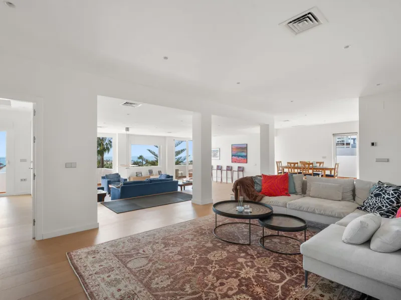 Exceptional opportunity in the reputable urbanisation of Royal Gardens, next to Centro Plaza.