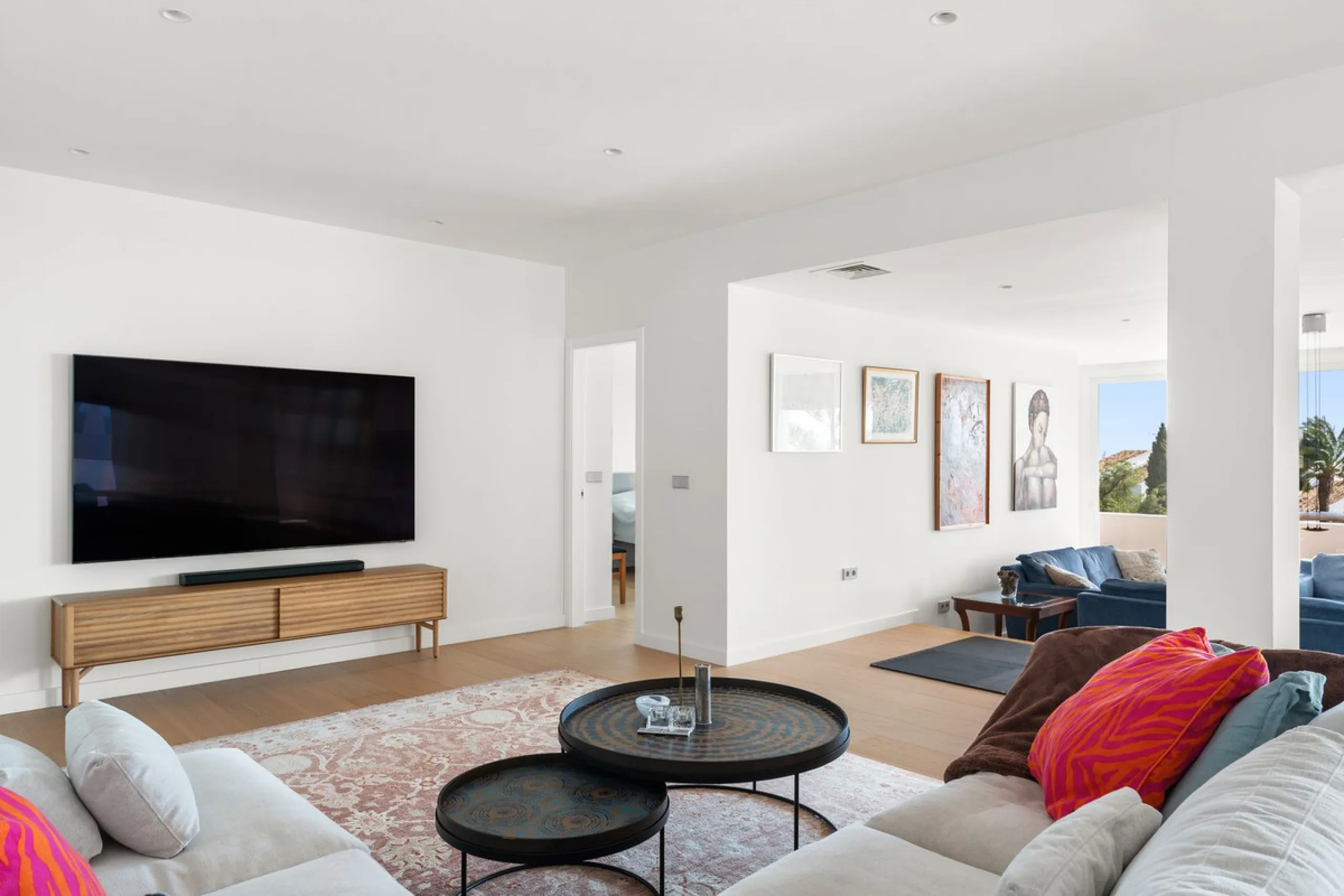 Exceptional opportunity in the reputable urbanisation of Royal Gardens, next to Centro Plaza.