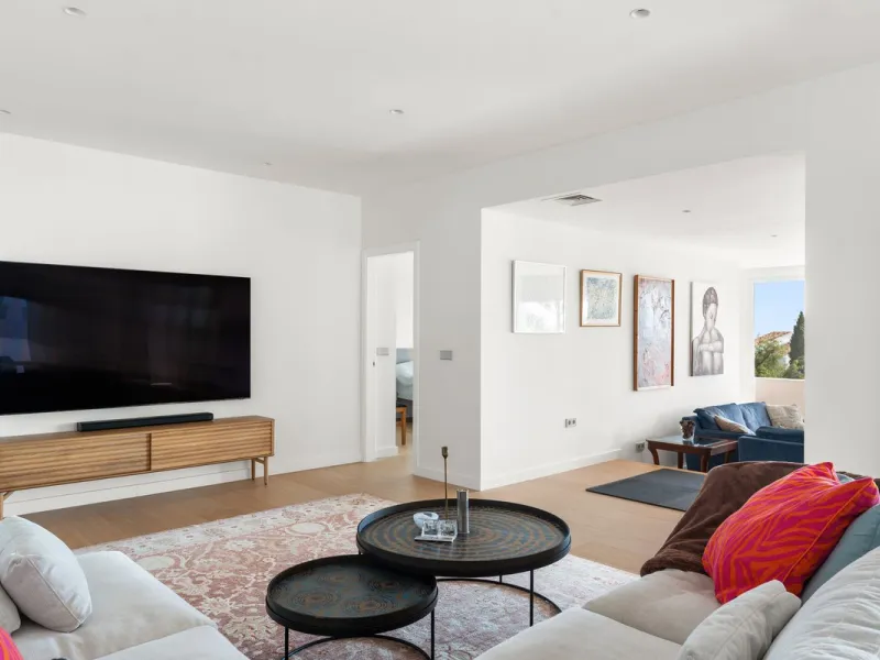 Exceptional opportunity in the reputable urbanisation of Royal Gardens, next to Centro Plaza.
