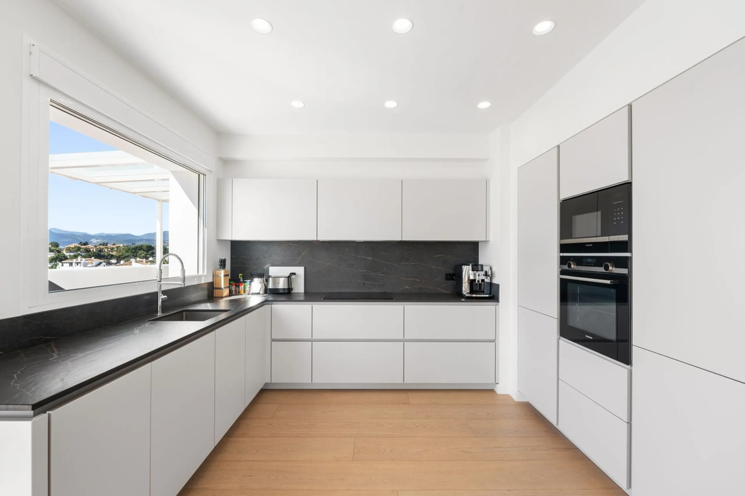 Exceptional opportunity in the reputable urbanisation of Royal Gardens, next to Centro Plaza.