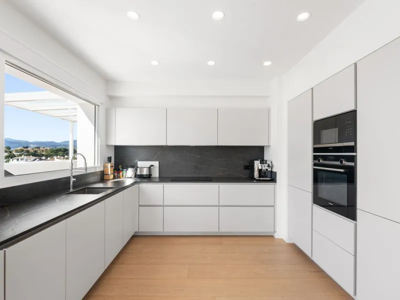 Exceptional opportunity in the reputable urbanisation of Royal Gardens, next to Centro Plaza.
