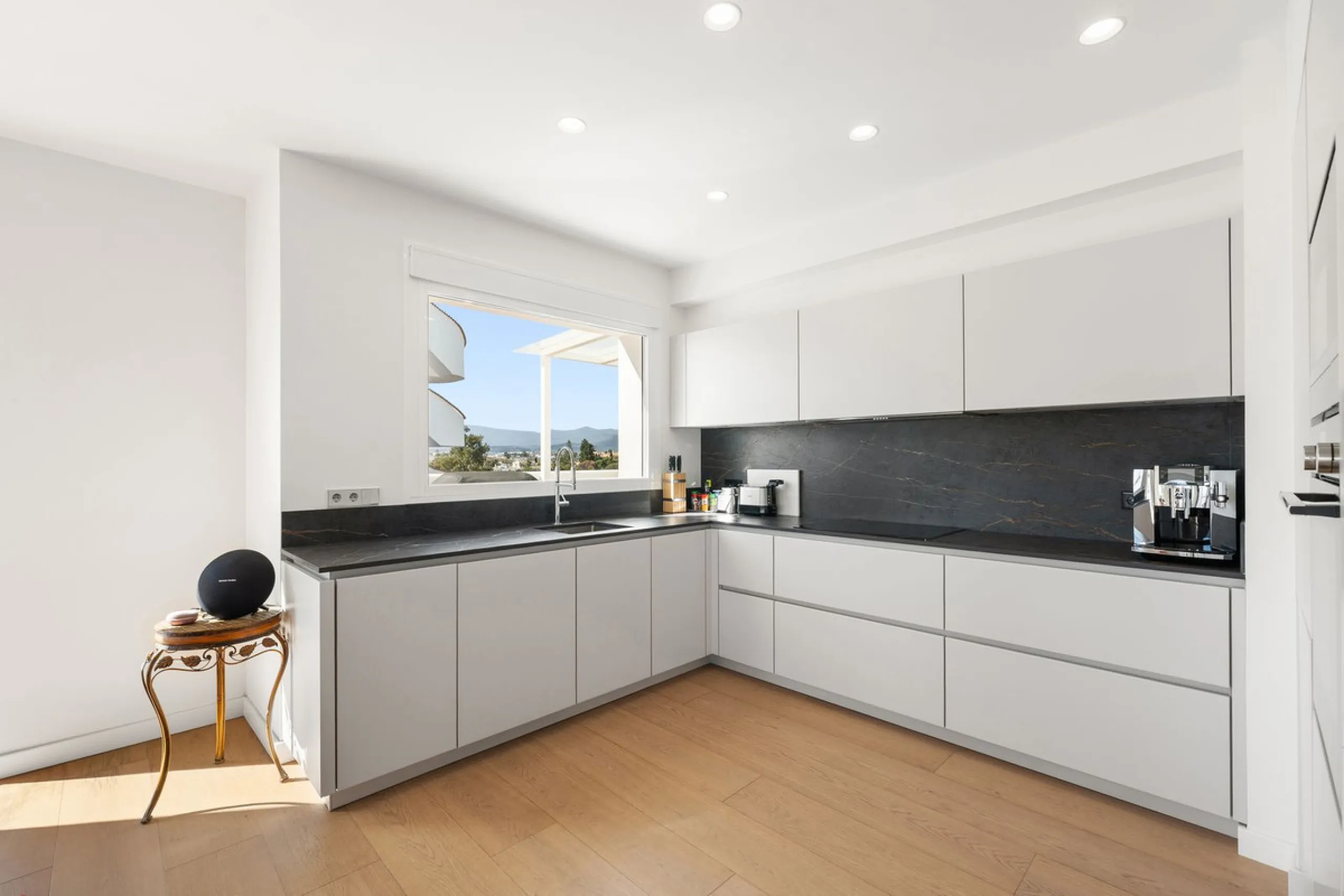 Exceptional opportunity in the reputable urbanisation of Royal Gardens, next to Centro Plaza.
