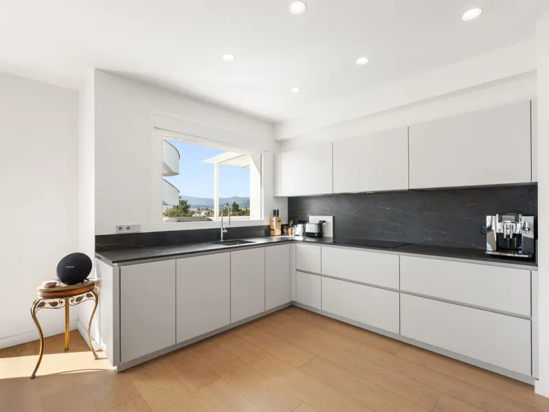 Exceptional opportunity in the reputable urbanisation of Royal Gardens, next to Centro Plaza.
