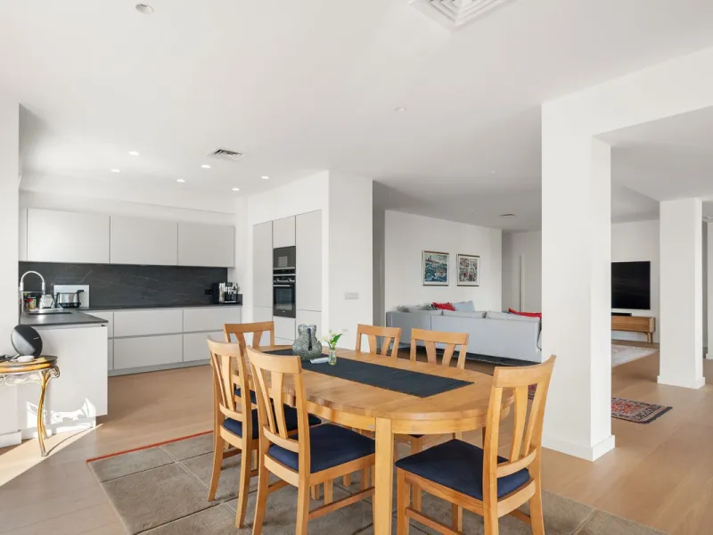 Exceptional opportunity in the reputable urbanisation of Royal Gardens, next to Centro Plaza.