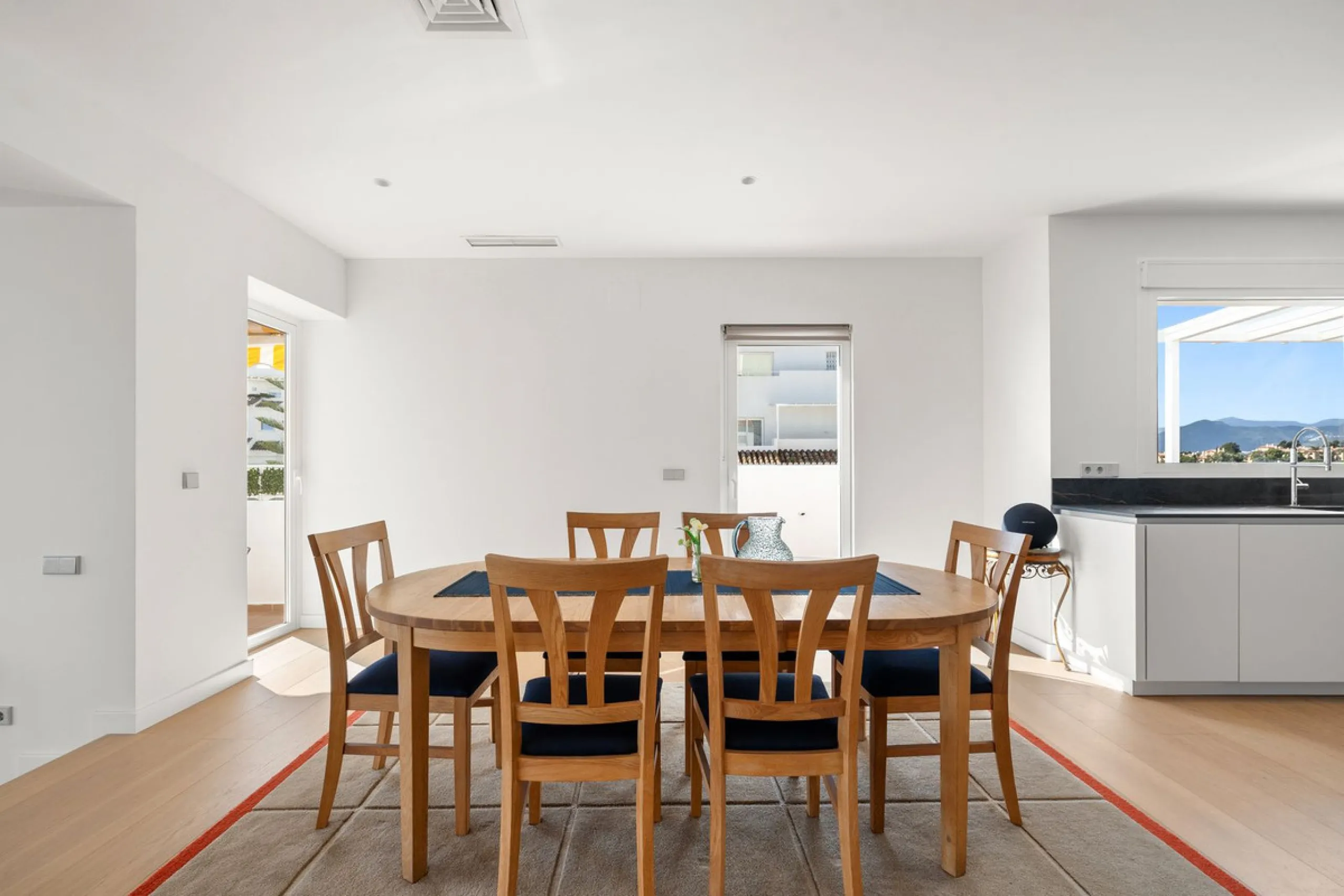 Exceptional opportunity in the reputable urbanisation of Royal Gardens, next to Centro Plaza.