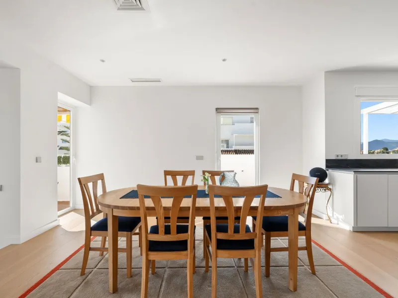Exceptional opportunity in the reputable urbanisation of Royal Gardens, next to Centro Plaza.