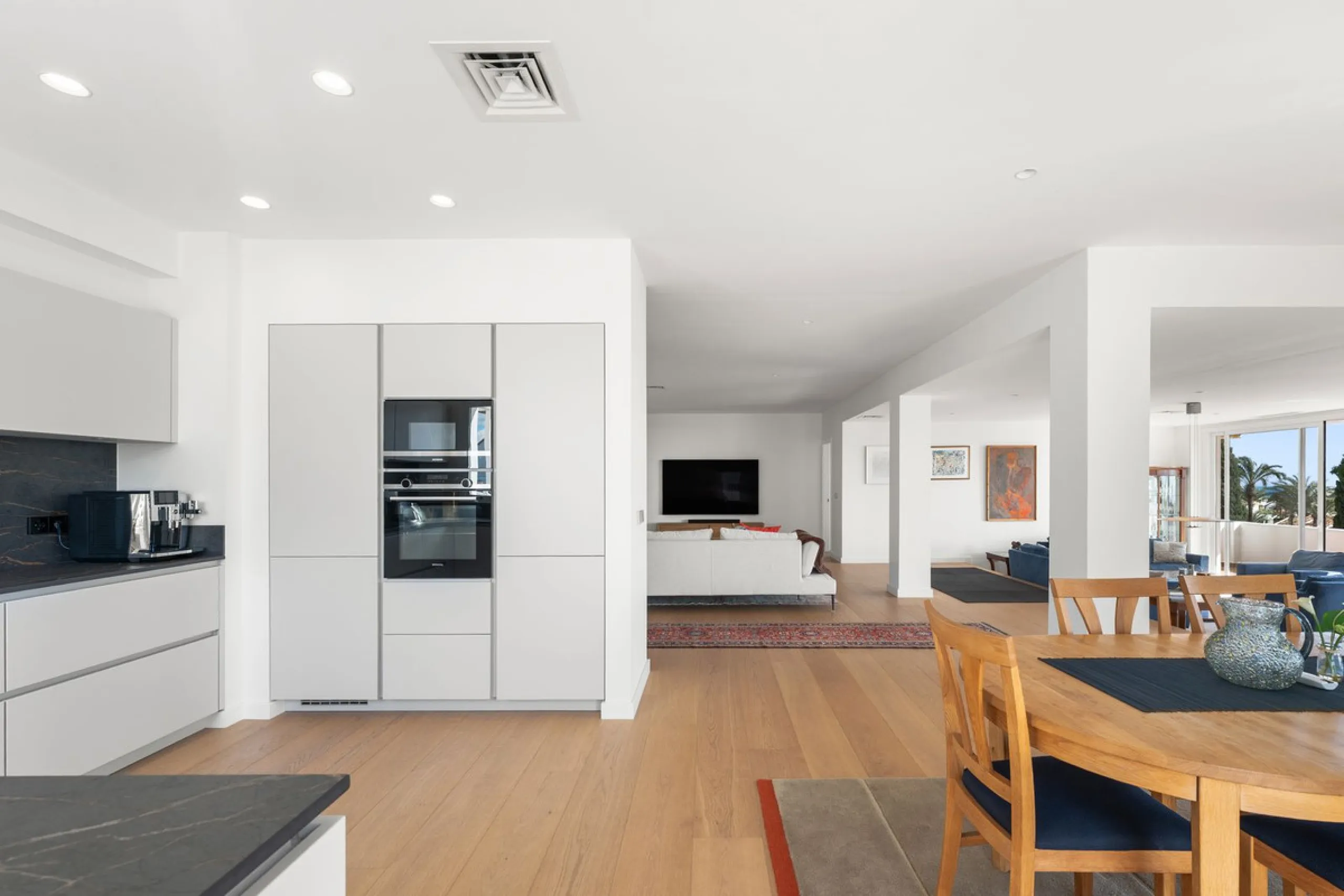Exceptional opportunity in the reputable urbanisation of Royal Gardens, next to Centro Plaza.