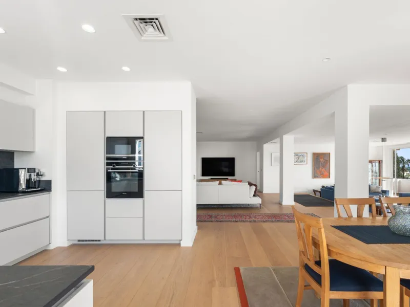 Exceptional opportunity in the reputable urbanisation of Royal Gardens, next to Centro Plaza.