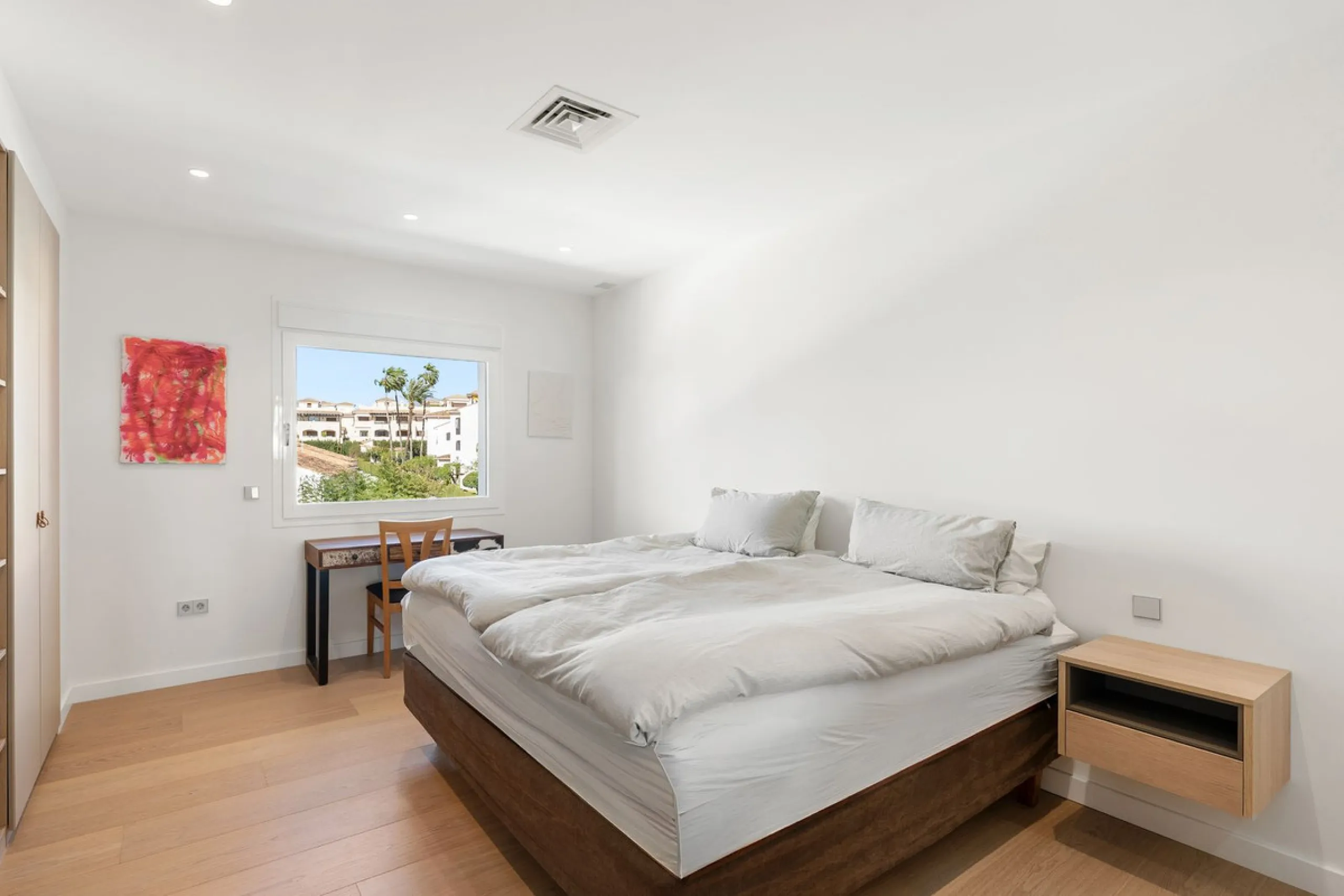Exceptional opportunity in the reputable urbanisation of Royal Gardens, next to Centro Plaza.