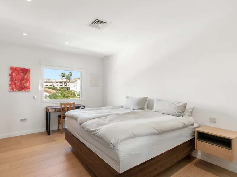 Exceptional opportunity in the reputable urbanisation of Royal Gardens, next to Centro Plaza.