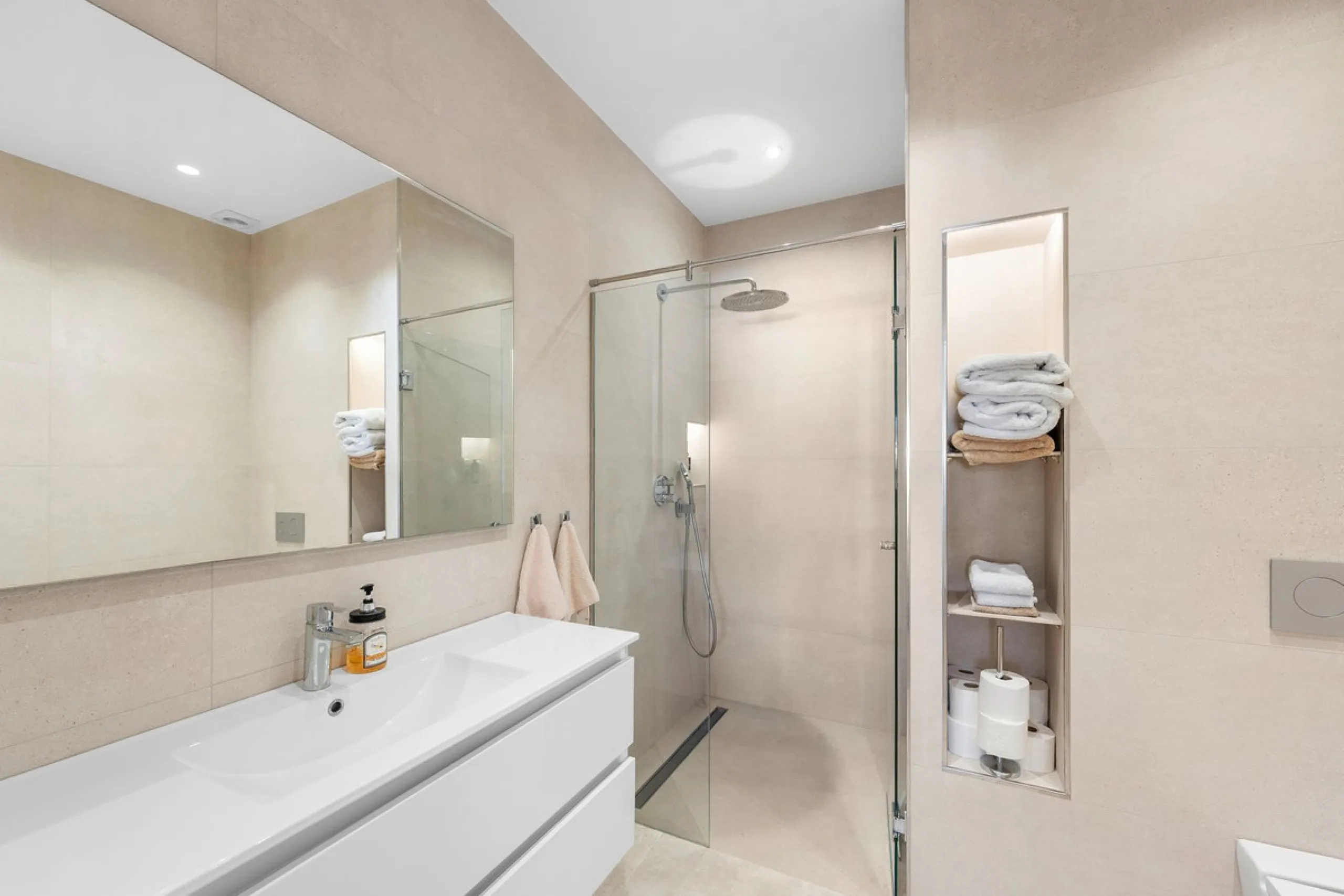 Exceptional opportunity in the reputable urbanisation of Royal Gardens, next to Centro Plaza.