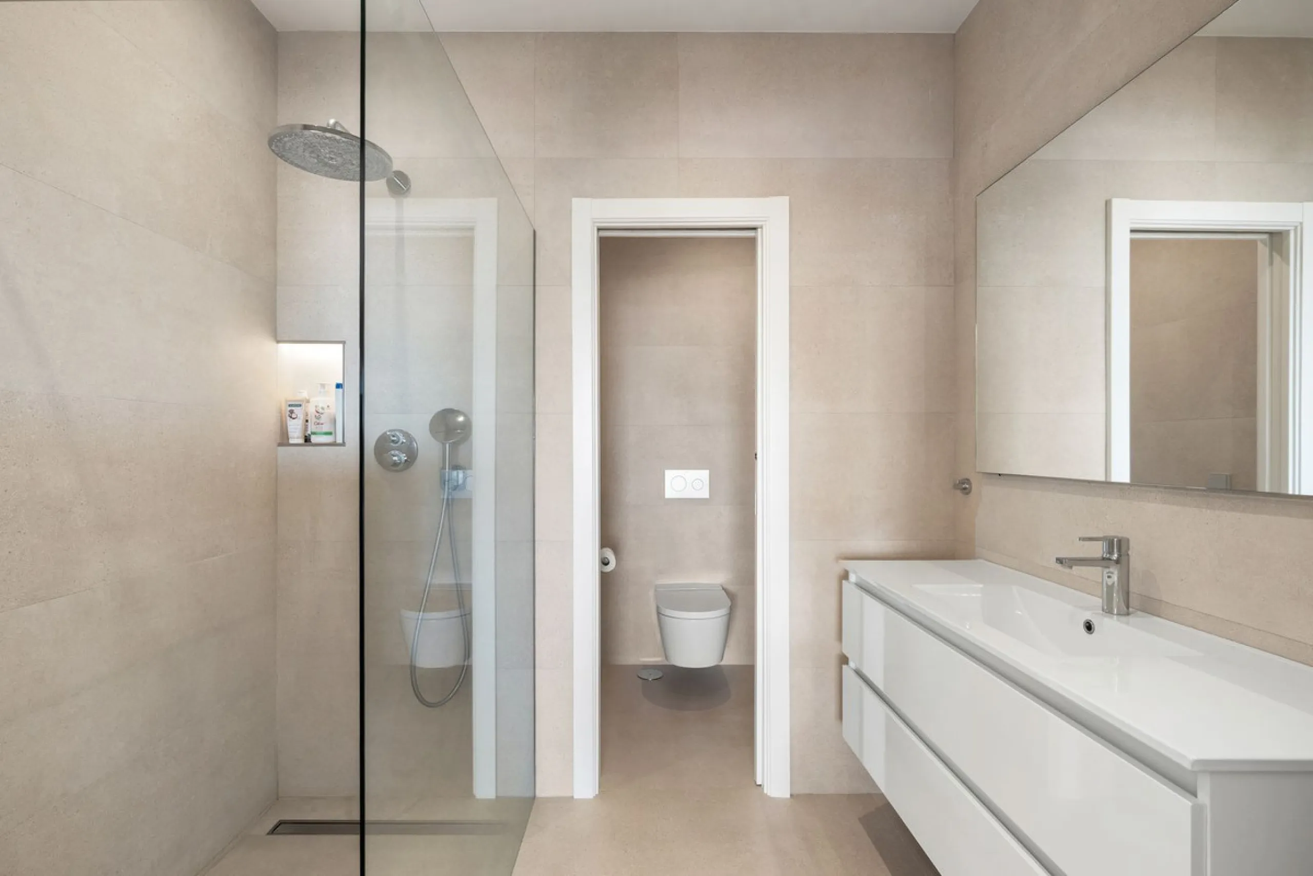 Exceptional opportunity in the reputable urbanisation of Royal Gardens, next to Centro Plaza.