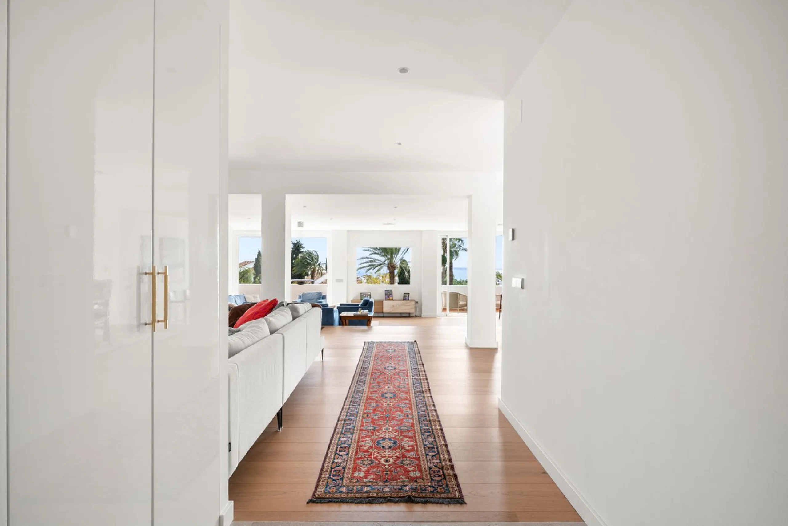 Exceptional opportunity in the reputable urbanisation of Royal Gardens, next to Centro Plaza.
