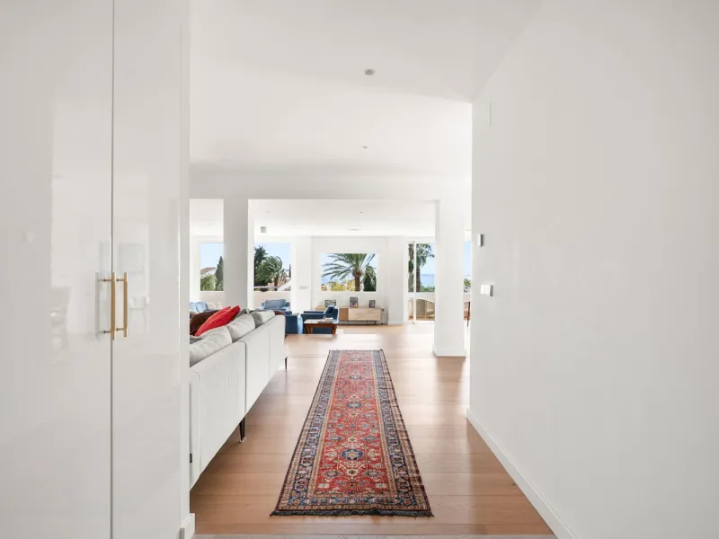 Exceptional opportunity in the reputable urbanisation of Royal Gardens, next to Centro Plaza.