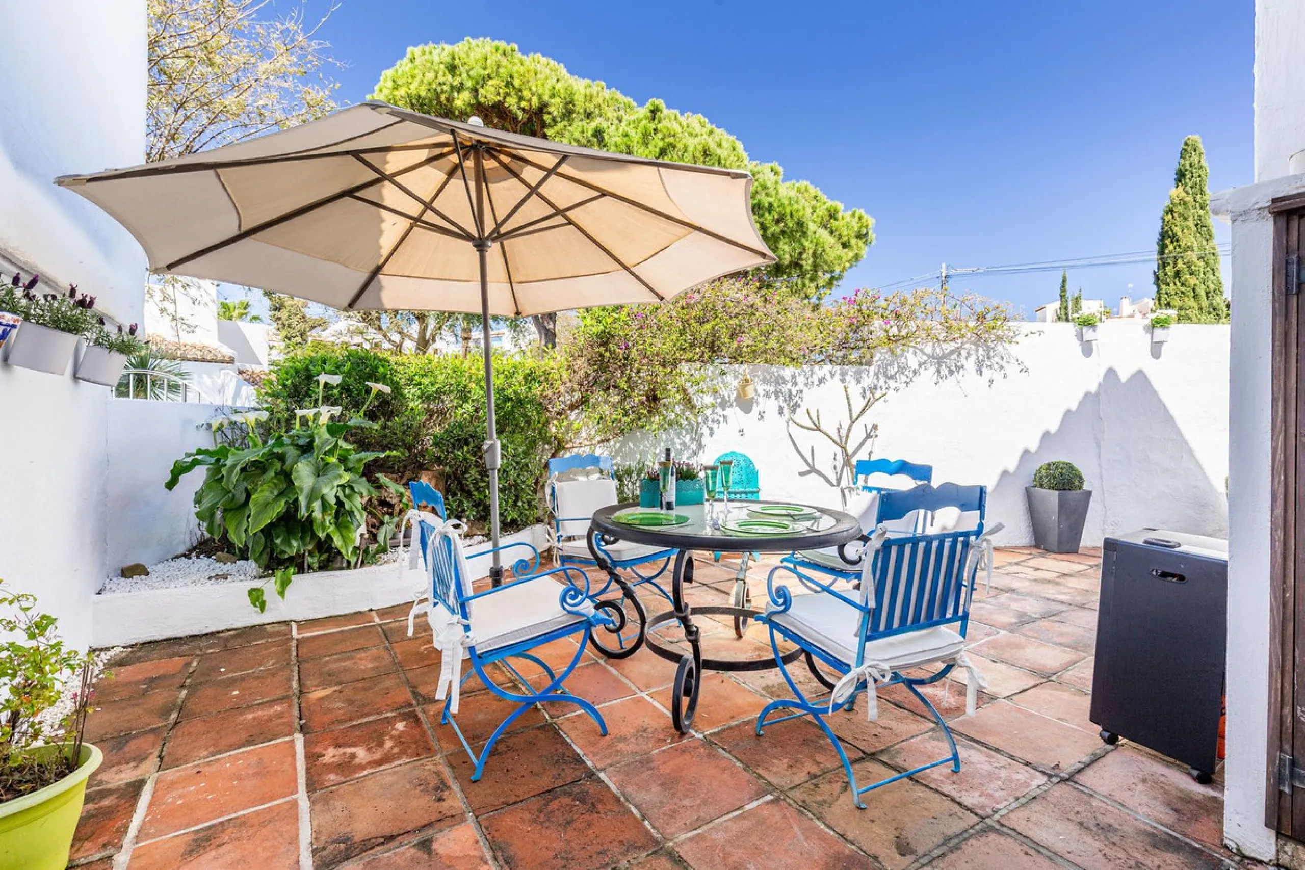 Discover this stunning 3-bedroom coastal home in the highly sought-after Bahía de Casares, where breathtaking sea and beach views create the perfect backdrop for everyday life. From the terrace of the lower living room, you can enjoy sights stretching acr