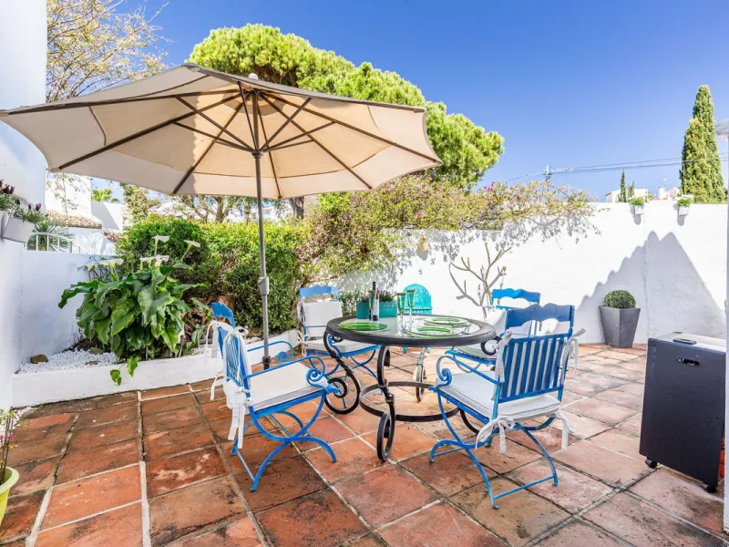 Discover this stunning 3-bedroom coastal home in the highly sought-after Bahía de Casares, where breathtaking sea and beach views create the perfect backdrop for everyday life. From the terrace of the lower living room, you can enjoy sights stretching acr