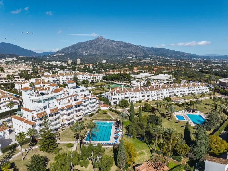 Exceptional opportunity in the reputable urbanisation of Royal Gardens, next to Centro Plaza.
