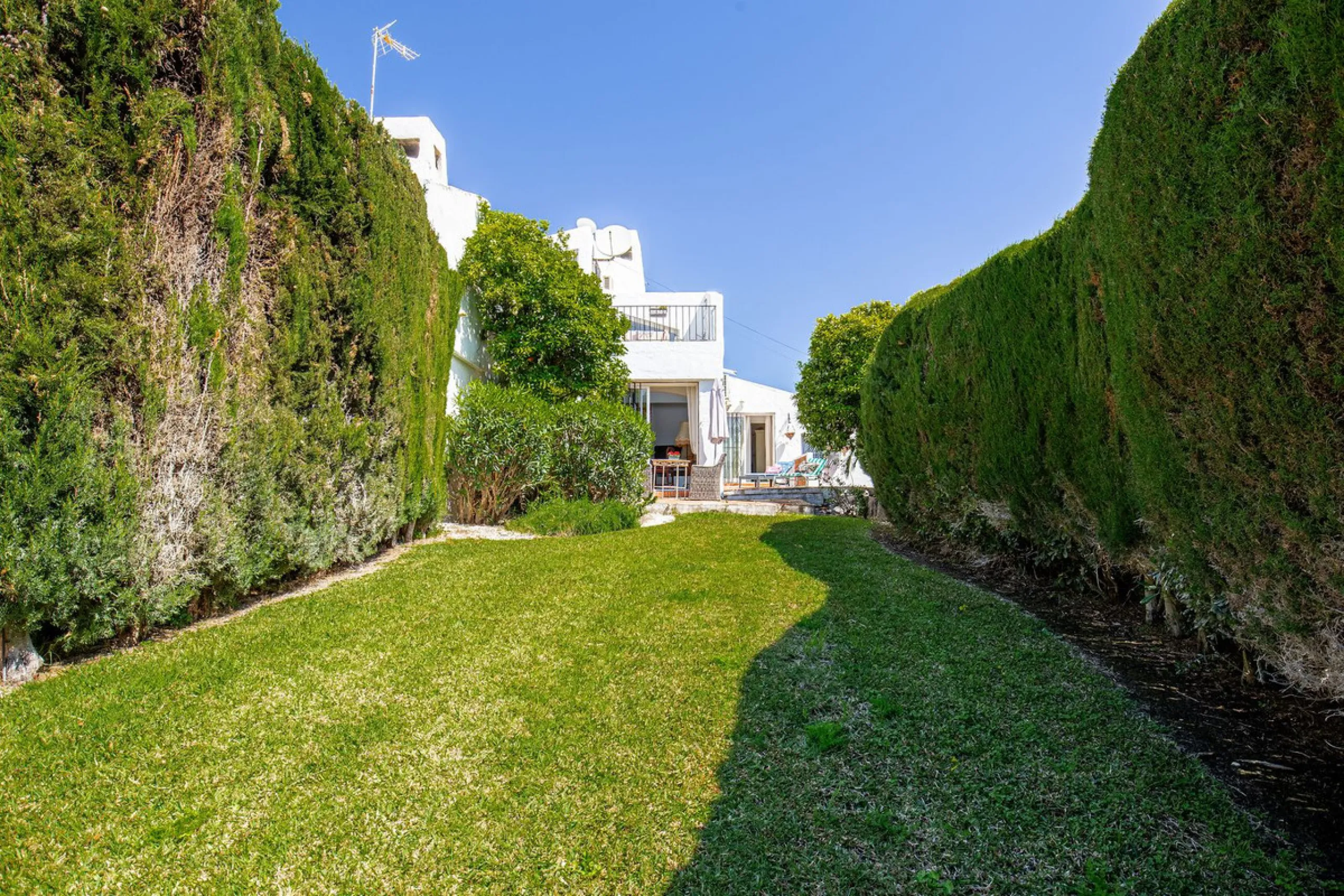 Discover this stunning 3-bedroom coastal home in the highly sought-after Bahía de Casares, where breathtaking sea and beach views create the perfect backdrop for everyday life. From the terrace of the lower living room, you can enjoy sights stretching acr