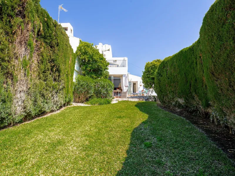 Discover this stunning 3-bedroom coastal home in the highly sought-after Bahía de Casares, where breathtaking sea and beach views create the perfect backdrop for everyday life. From the terrace of the lower living room, you can enjoy sights stretching acr