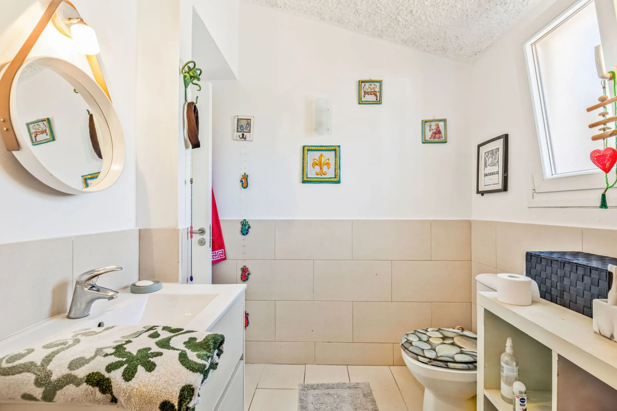 Discover this stunning 3-bedroom coastal home in the highly sought-after Bahía de Casares, where breathtaking sea and beach views create the perfect backdrop for everyday life. From the terrace of the lower living room, you can enjoy sights stretching acr