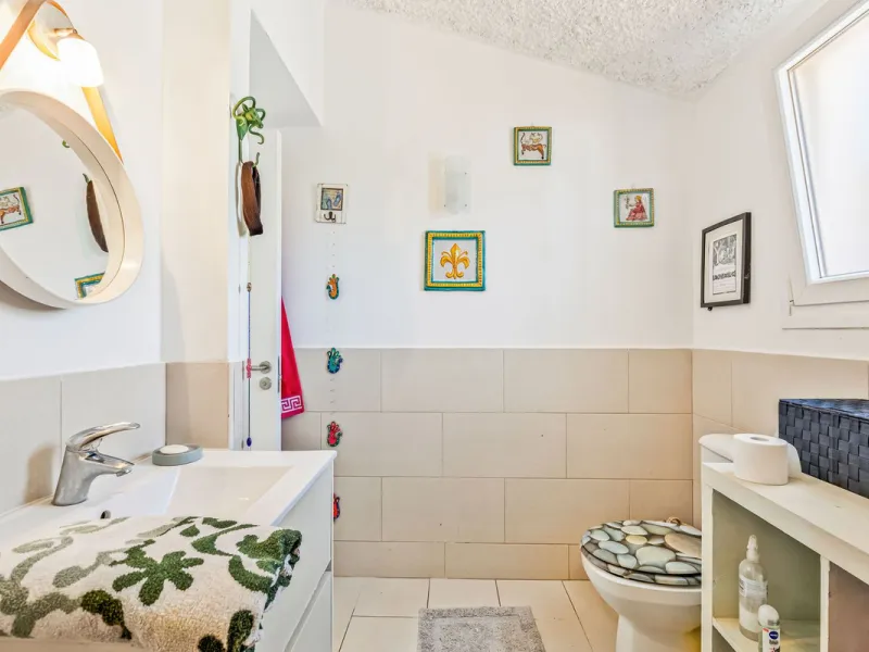 Discover this stunning 3-bedroom coastal home in the highly sought-after Bahía de Casares, where breathtaking sea and beach views create the perfect backdrop for everyday life. From the terrace of the lower living room, you can enjoy sights stretching acr
