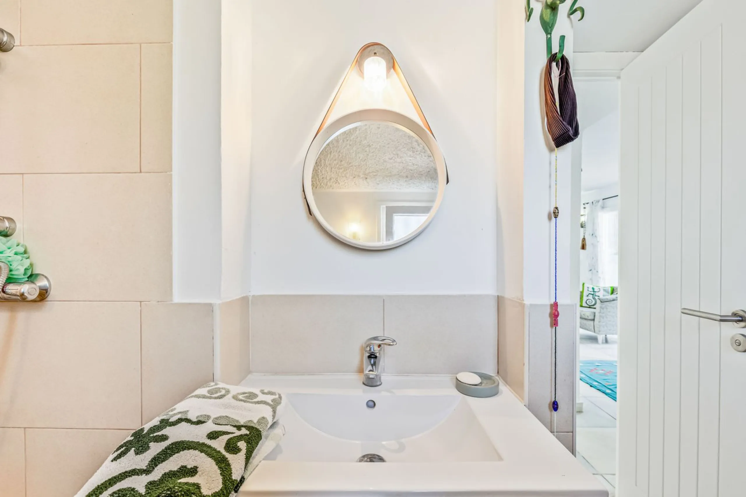 Discover this stunning 3-bedroom coastal home in the highly sought-after Bahía de Casares, where breathtaking sea and beach views create the perfect backdrop for everyday life. From the terrace of the lower living room, you can enjoy sights stretching acr
