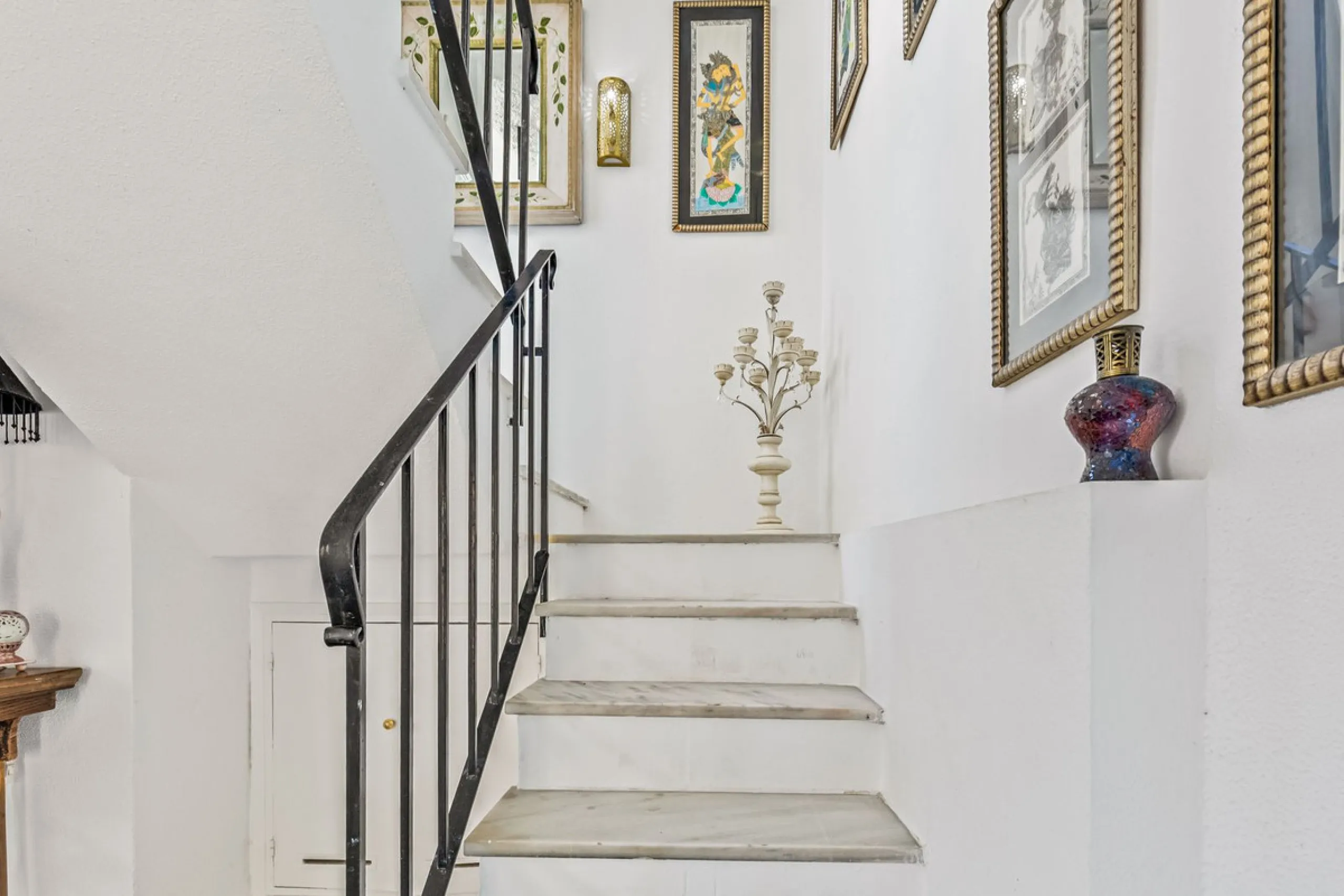 Discover this stunning 3-bedroom coastal home in the highly sought-after Bahía de Casares, where breathtaking sea and beach views create the perfect backdrop for everyday life. From the terrace of the lower living room, you can enjoy sights stretching acr