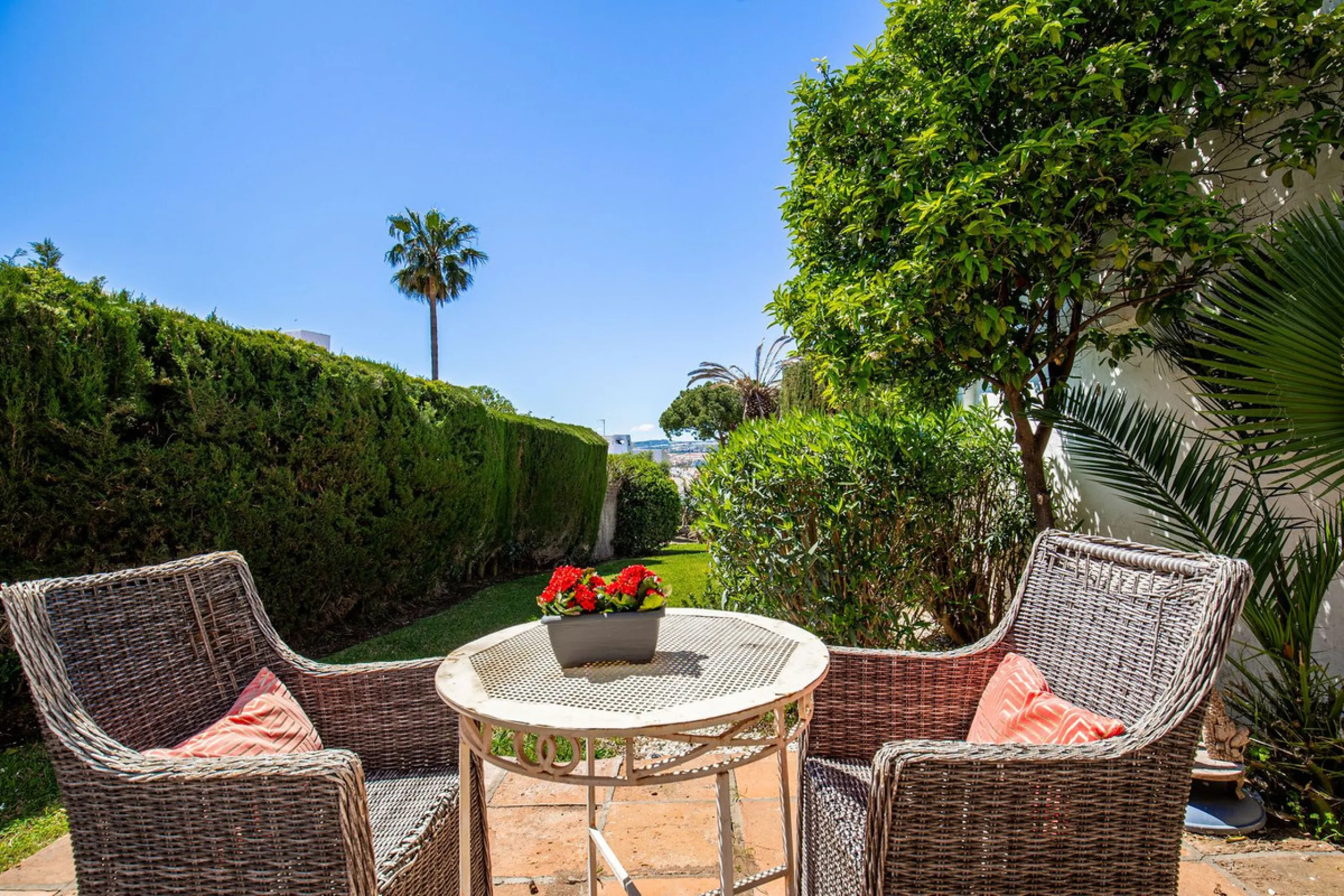 Discover this stunning 3-bedroom coastal home in the highly sought-after Bahía de Casares, where breathtaking sea and beach views create the perfect backdrop for everyday life. From the terrace of the lower living room, you can enjoy sights stretching acr