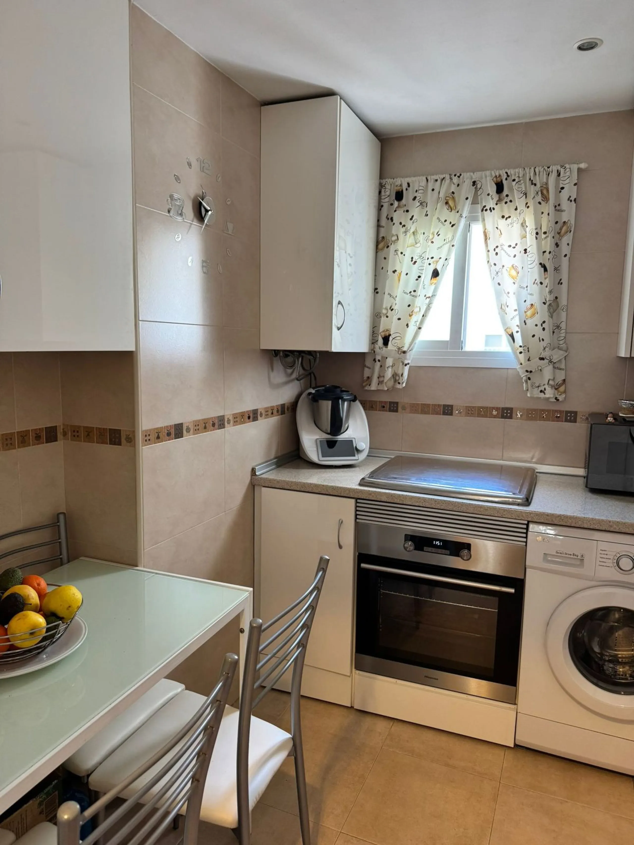 Charming 7th-Floor Apartment with Pleasant Views in Plaza de Toros, Marbella – Move-In Ready with Furniture Included!